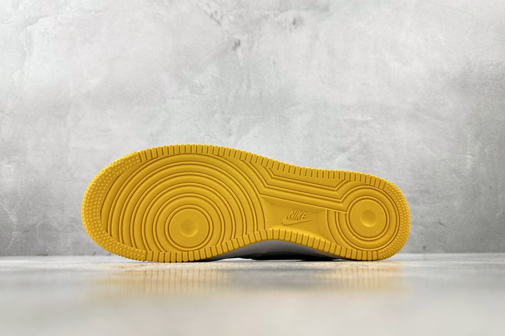 PB 
外贸批次  Kobe Bryant × Nike Air Force 1 Retro QS 白黄
