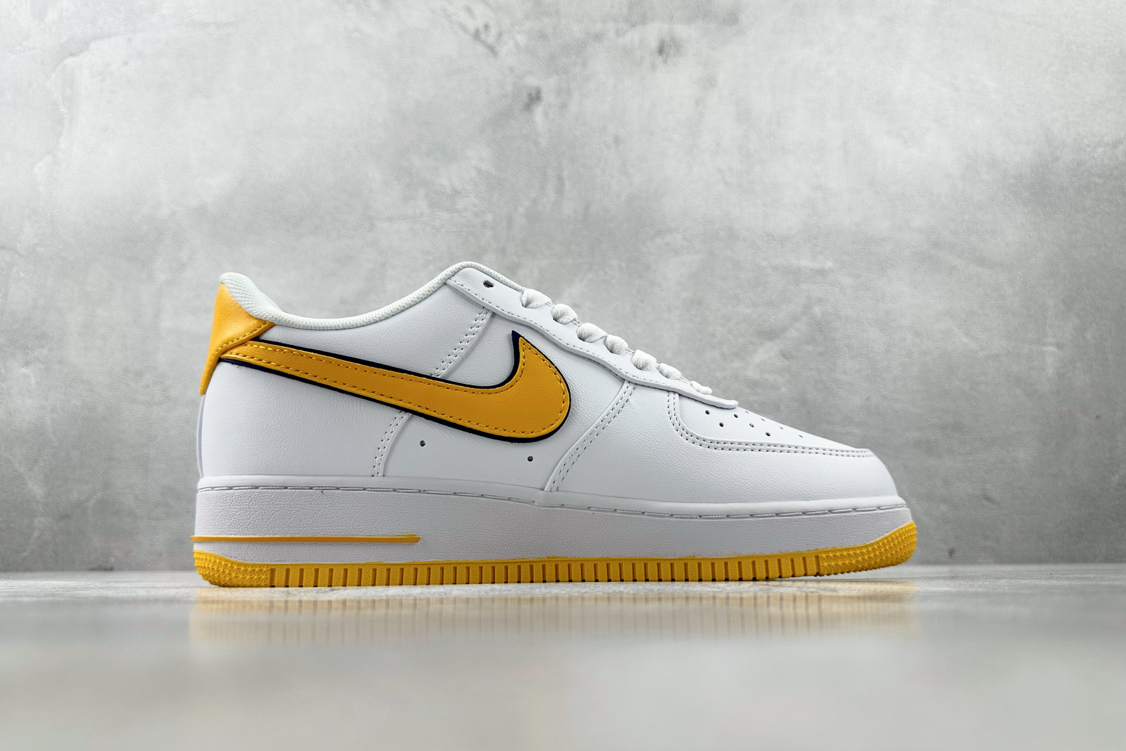 PB 
外贸批次  Kobe Bryant × Nike Air Force 1 Retro QS 白黄