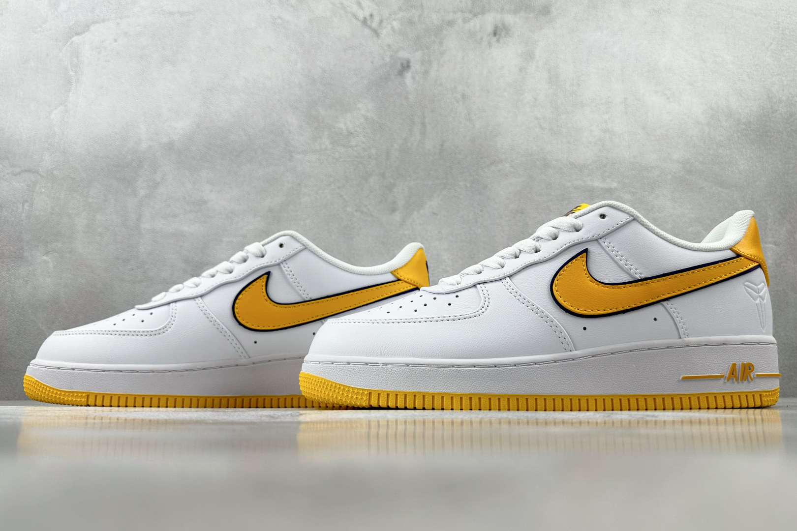 PB 
外贸批次  Kobe Bryant × Nike Air Force 1 Retro QS 白黄