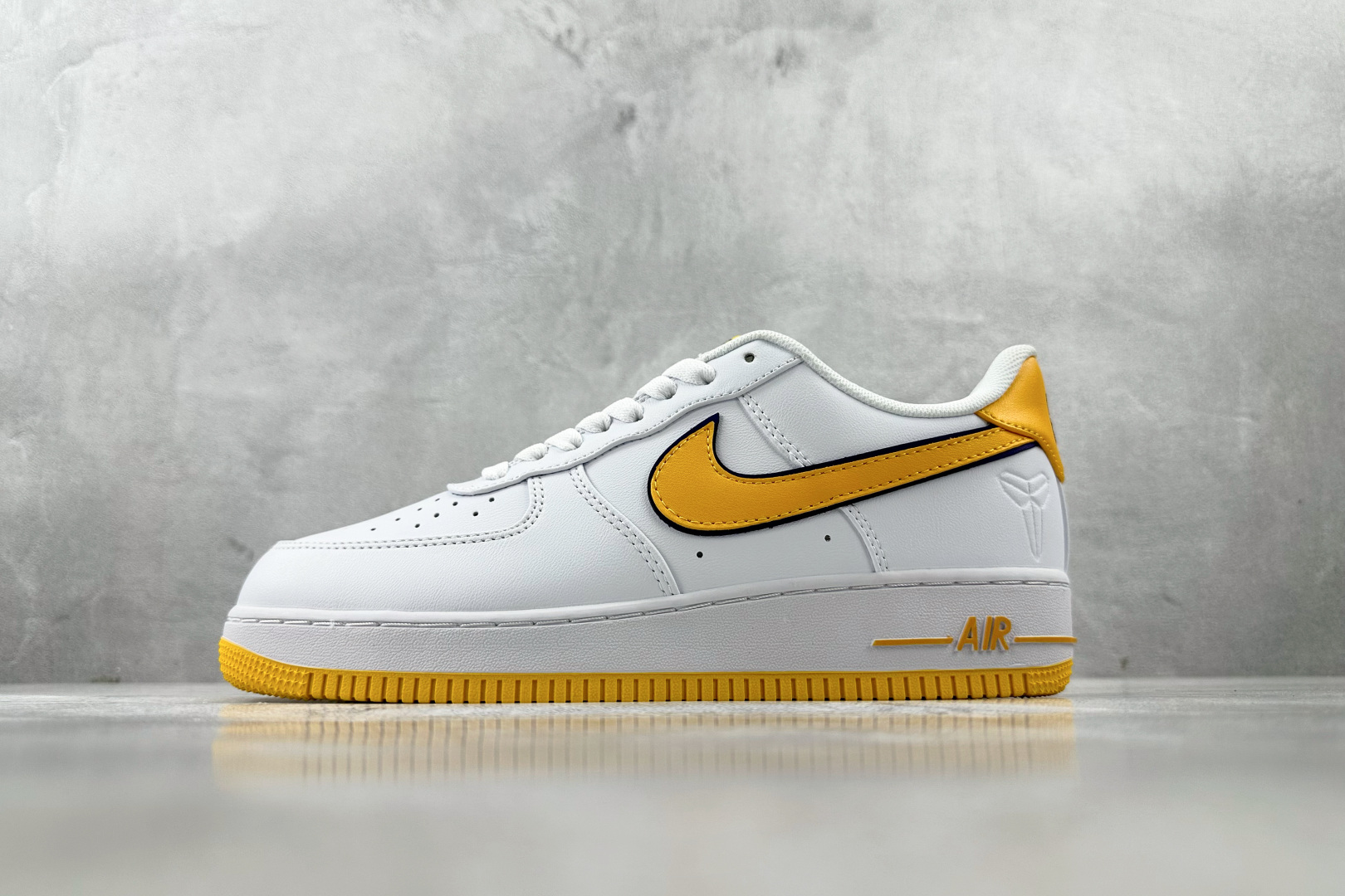 PB 
外贸批次  Kobe Bryant × Nike Air Force 1 Retro QS 白黄