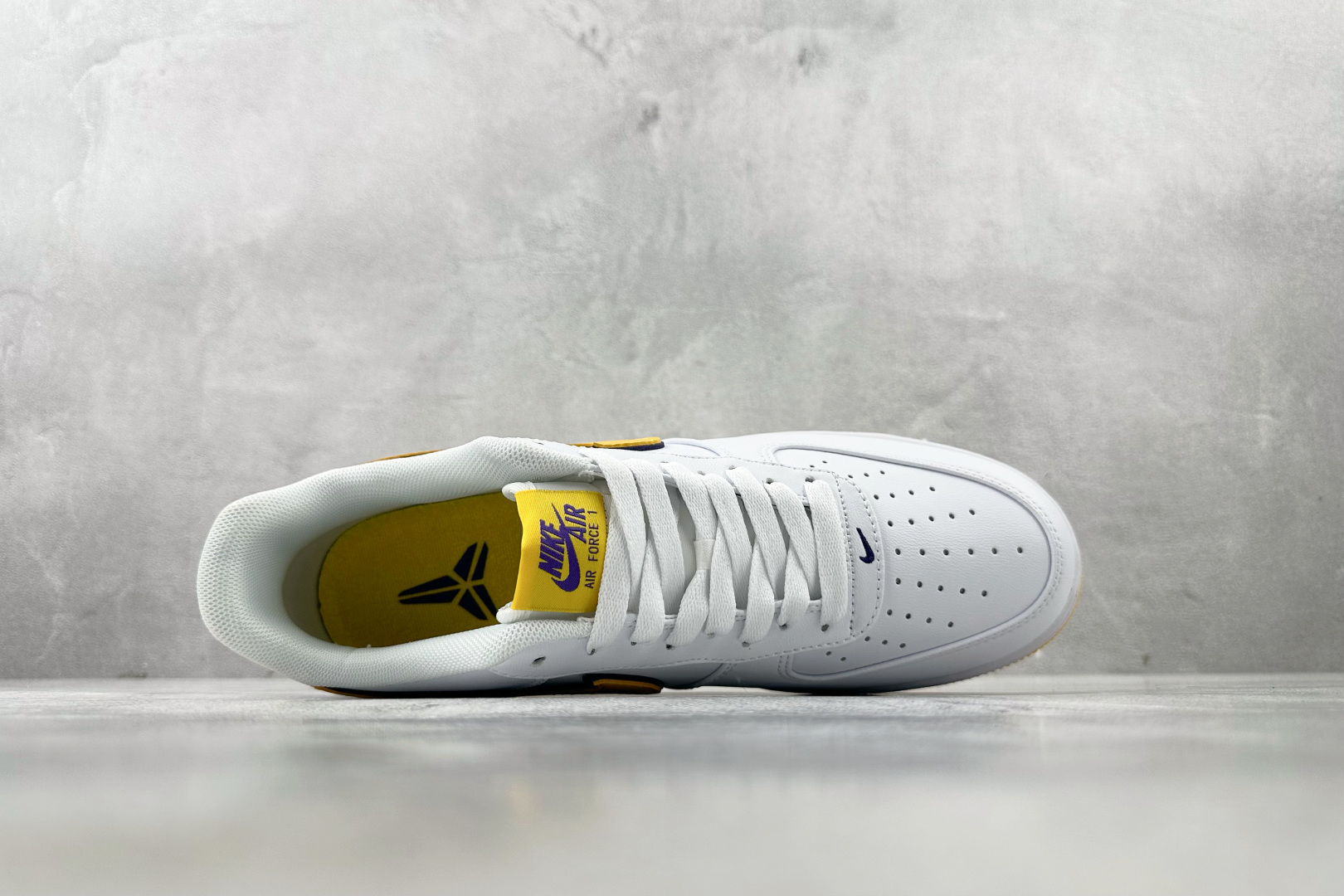 PB 
外贸批次  Kobe Bryant × Nike Air Force 1 Retro QS 白黄