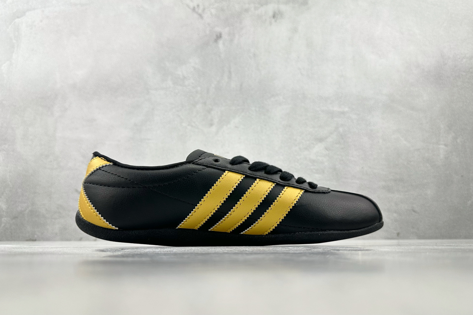 R 版 
出口订单 adidas originals TOKYO 黑黄色

货号 ：JR1271
尺码：