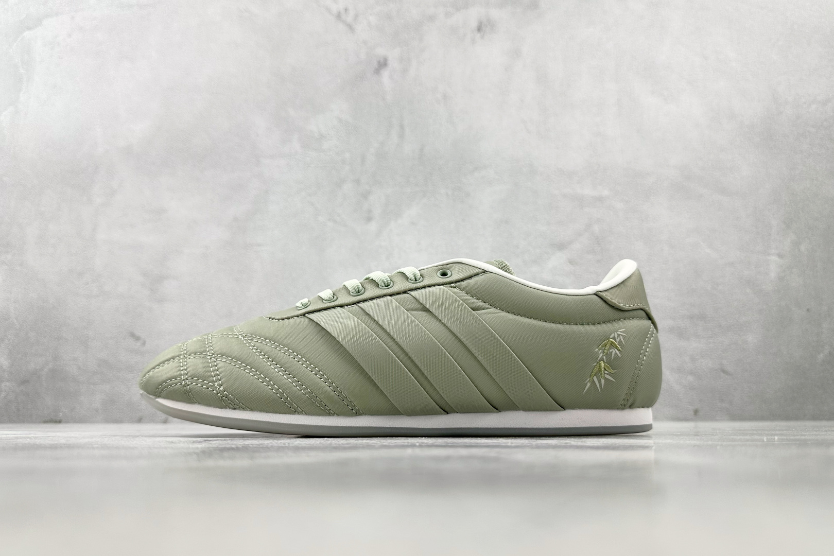R 版 
出口订单 adidas originals Taekwondo LACE W 绿色

货号：J