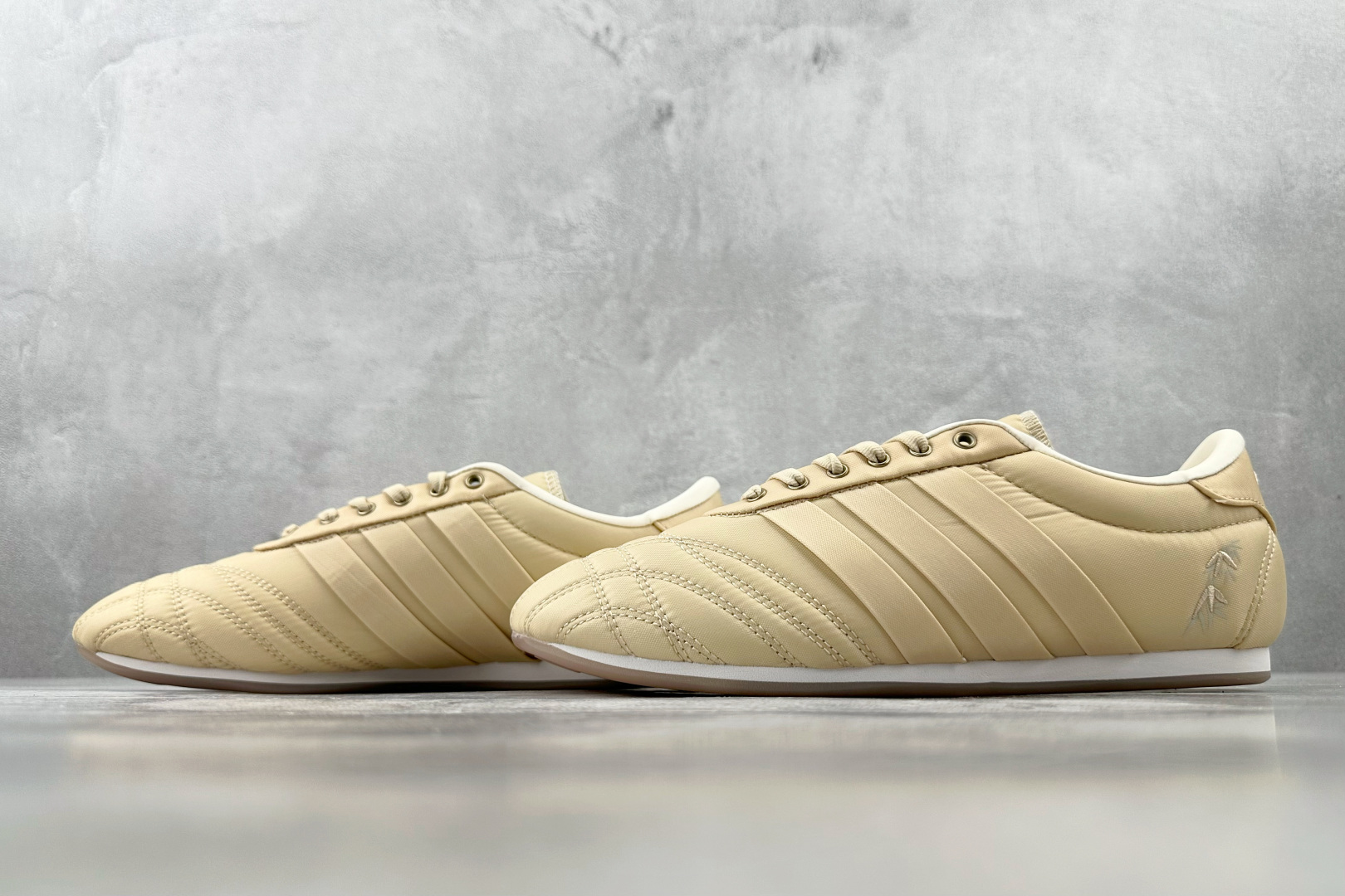 R 版 
出口订单 adidas originals Taekwondo LACE W 黄色

货号：J