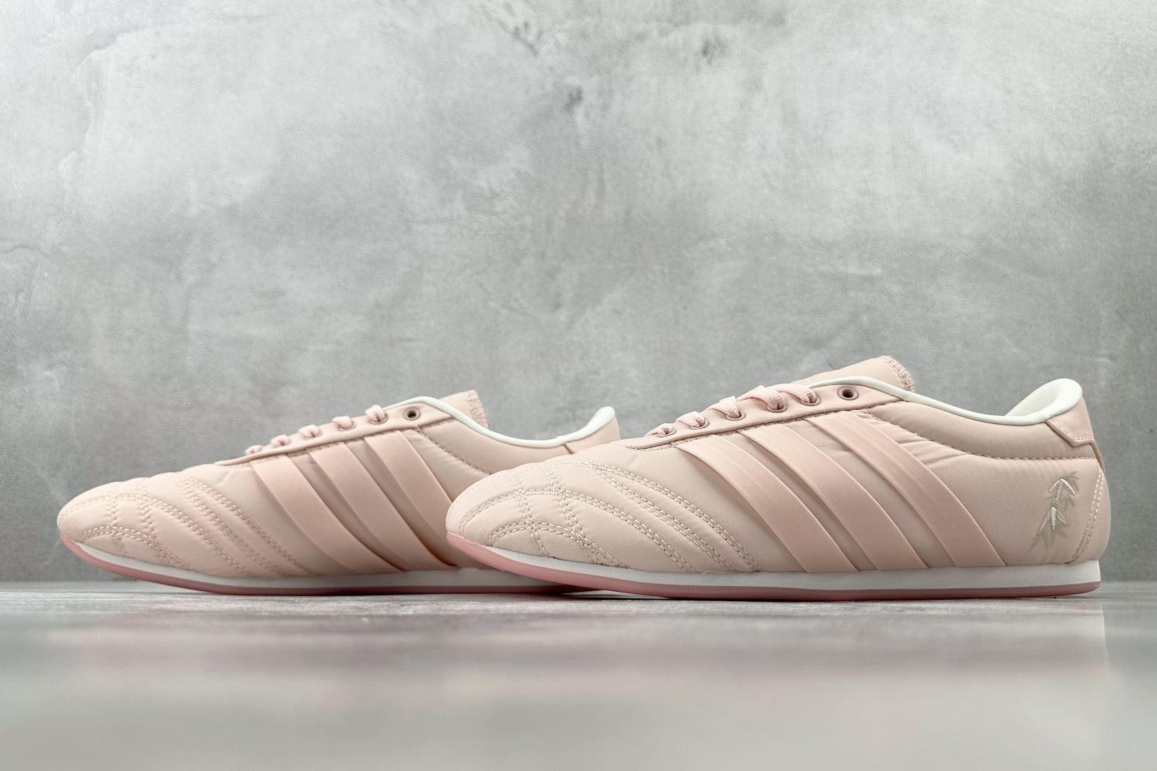 R 版 
出口订单 adidas originals Taekwondo 粉色

货号：J
尺码：36 