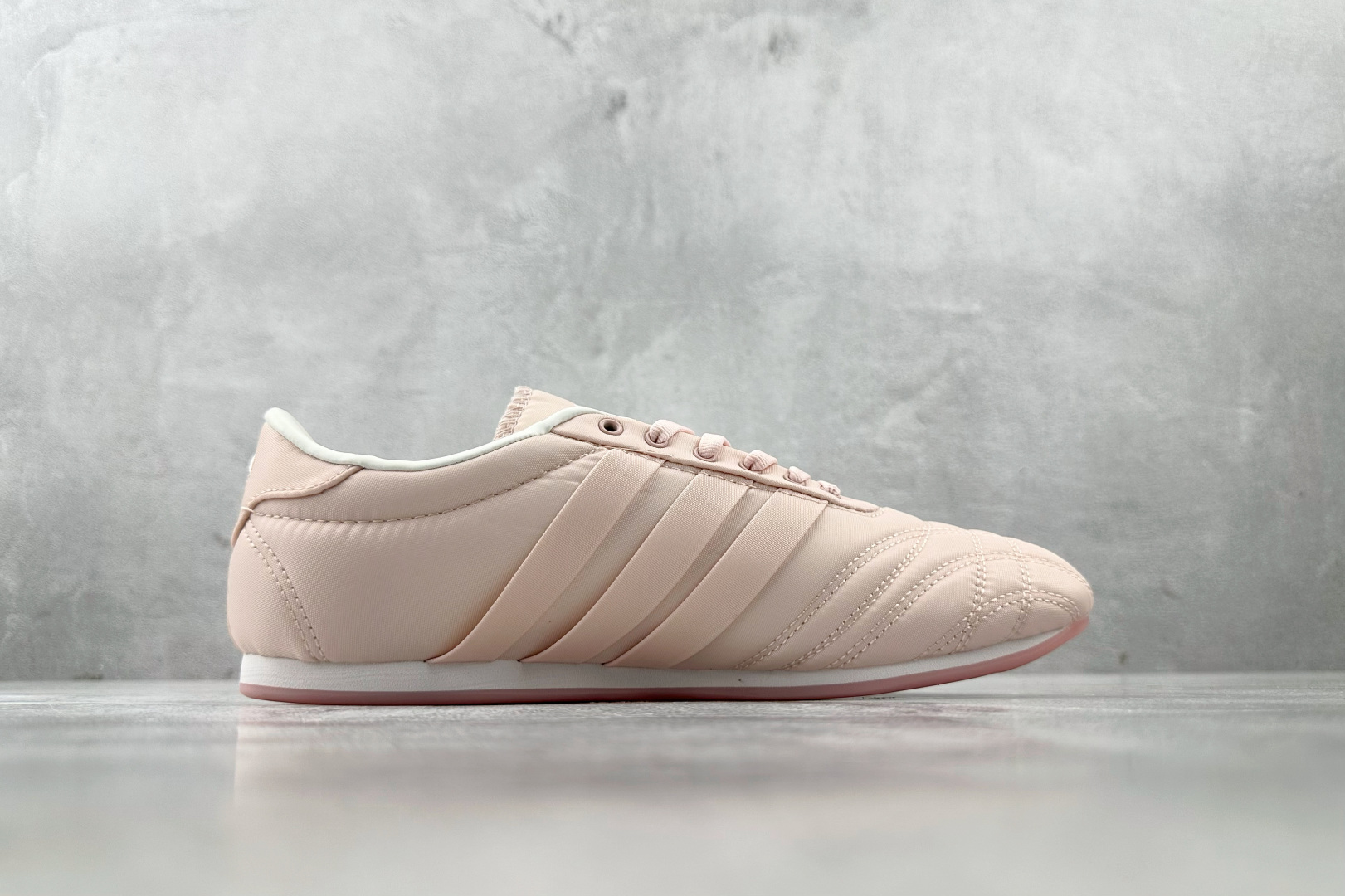 R 版 
出口订单 adidas originals Taekwondo 粉色

货号：J
尺码：36 