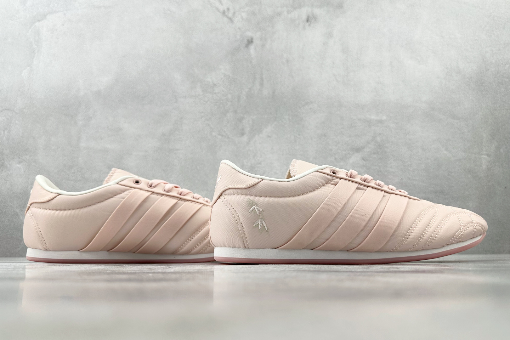 R 版 
出口订单 adidas originals Taekwondo 粉色

货号：J
尺码：36 