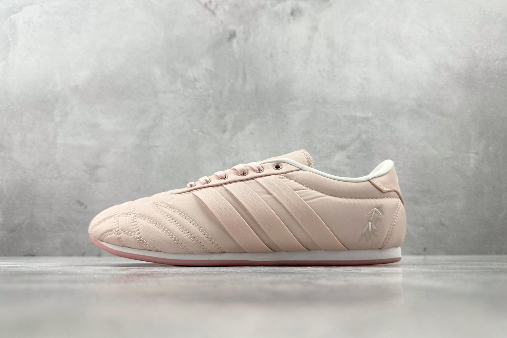 R 版 
出口订单 adidas originals Taekwondo 粉色

货号：J
尺码：36 