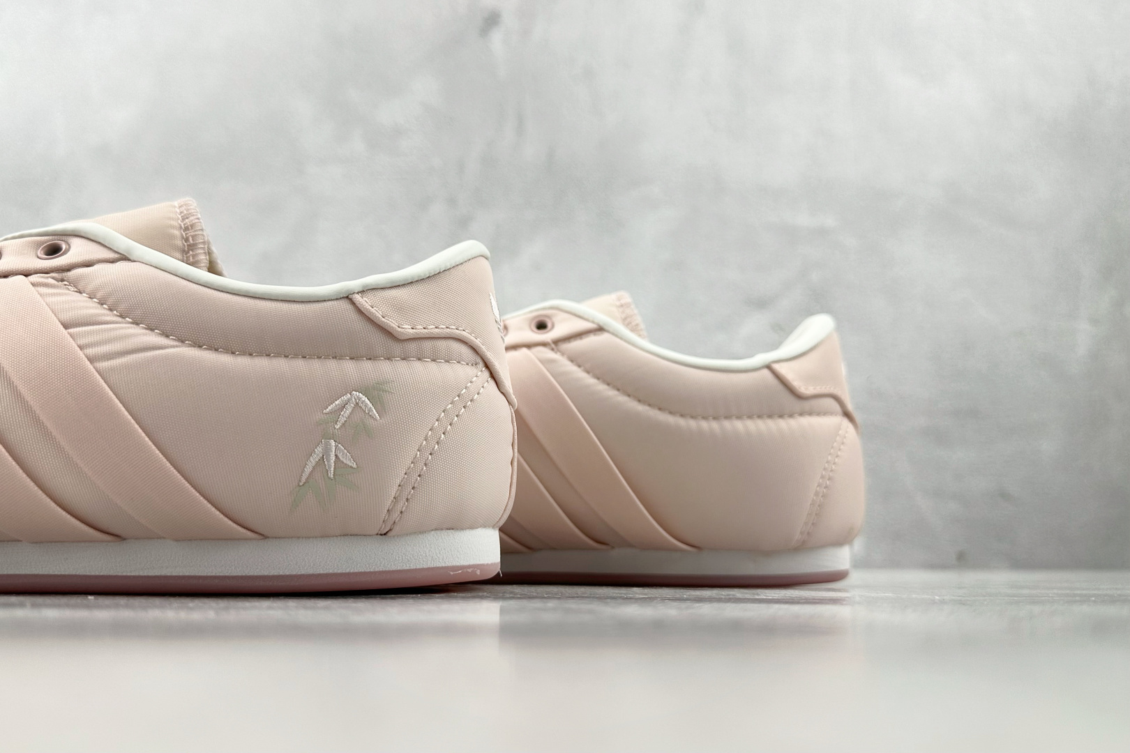 R 版 
出口订单 adidas originals Taekwondo 粉色

货号：J
尺码：36 