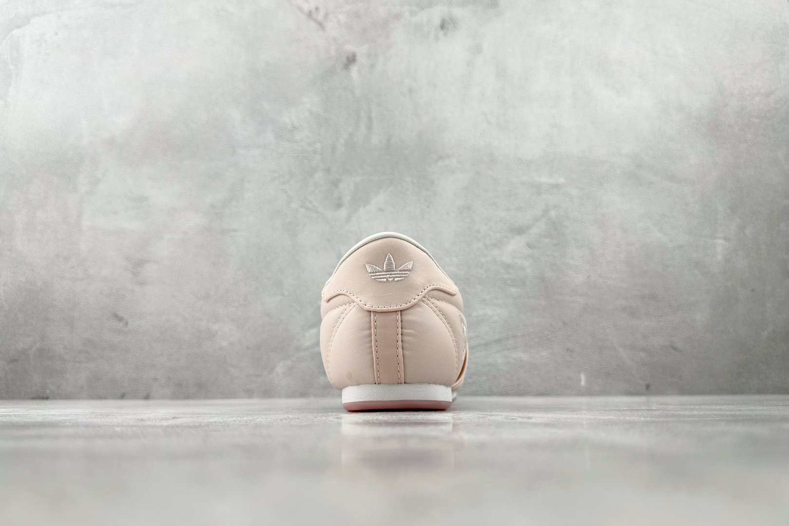 R 版 
出口订单 adidas originals Taekwondo 粉色

货号：J
尺码：36 