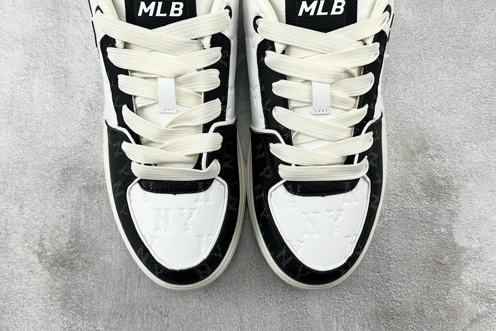 正单 
平台订单  MLB 纽约洋基队 黑白色

货号 3ASXM075N-50BKS
尺码：35 36