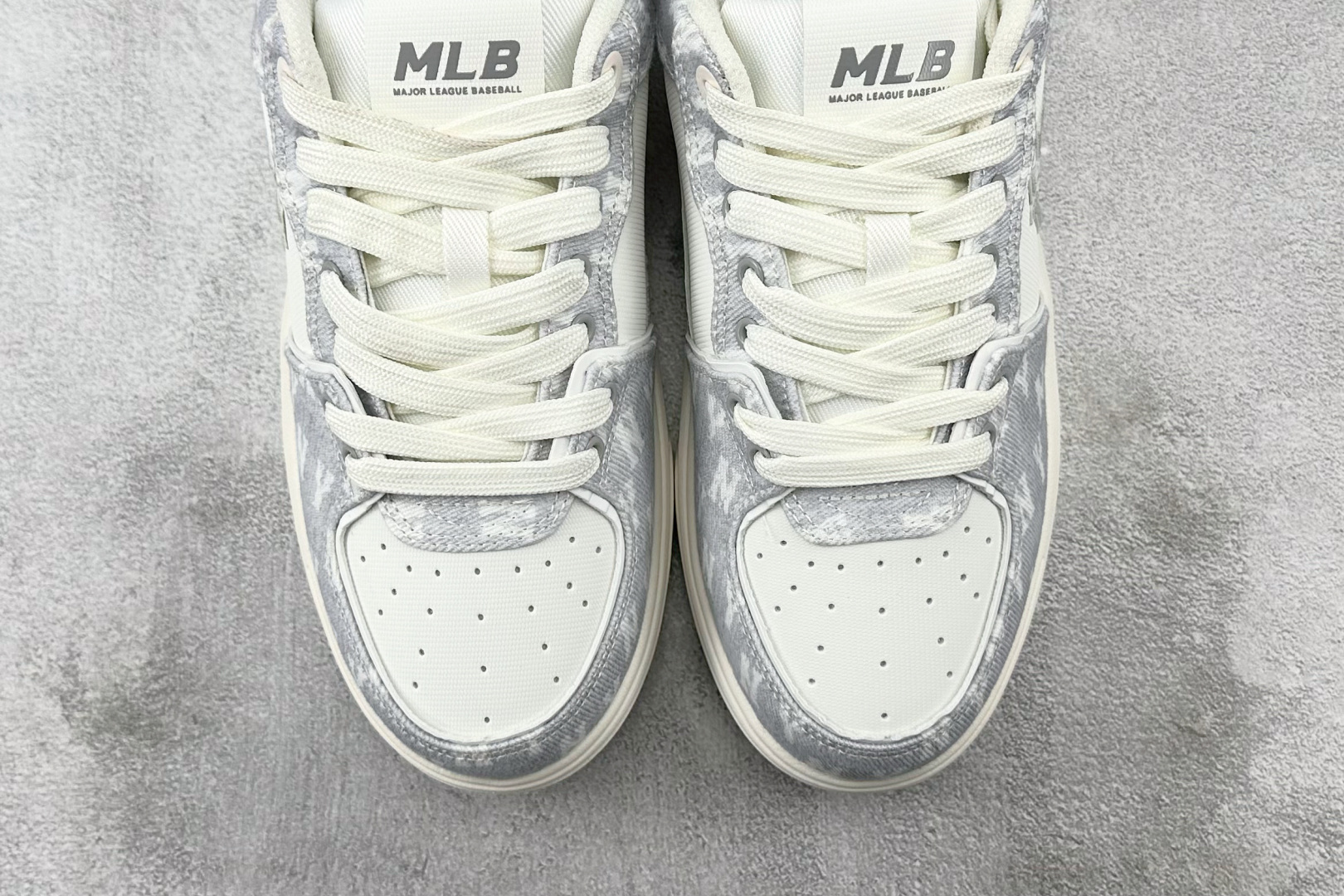 正单 
平台订单  MLB 纽约洋基队 灰色

货号 3ASXS015N-50GRS
尺码：35 36 