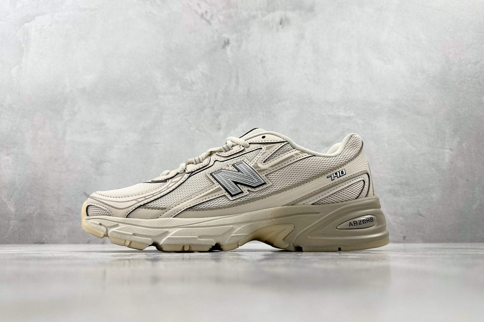 DT 
公司级 New Balance NB 740 米色

货号：U740LN1
尺码：36 36.5