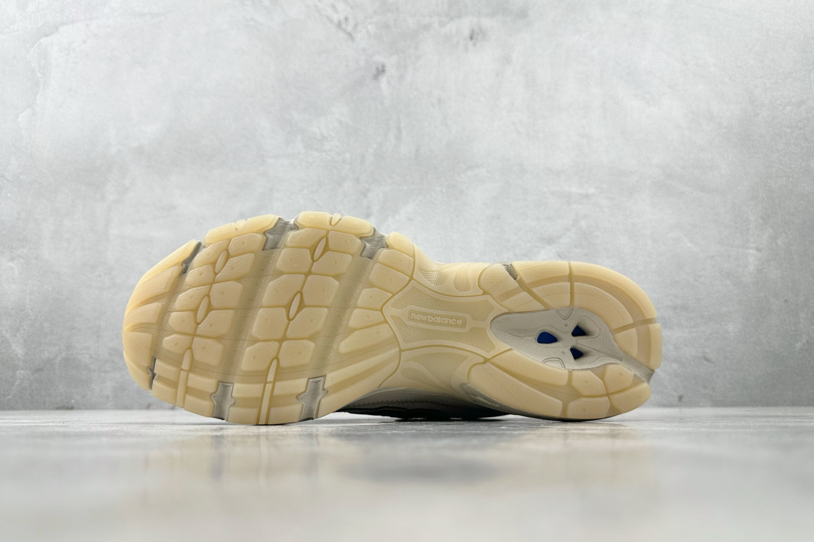 DT 
公司级 New Balance NB 740 米色

货号：U740LN1
尺码：36 36.5