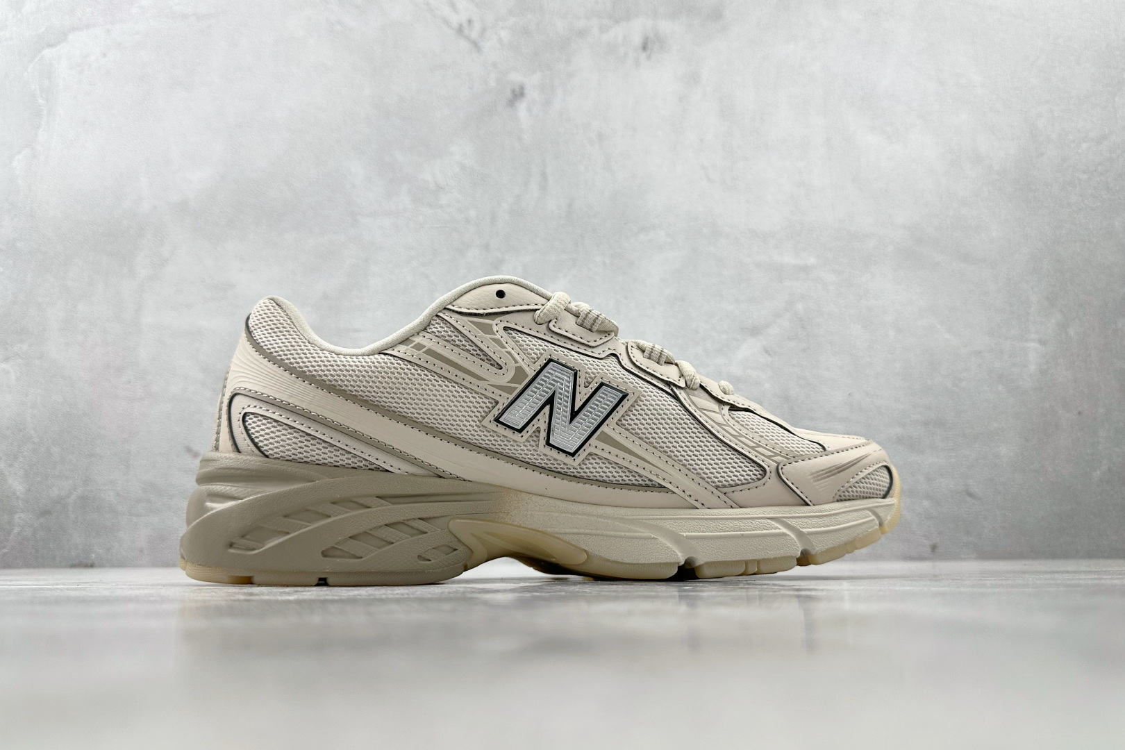 DT 
公司级 New Balance NB 740 米色

货号：U740LN1
尺码：36 36.5