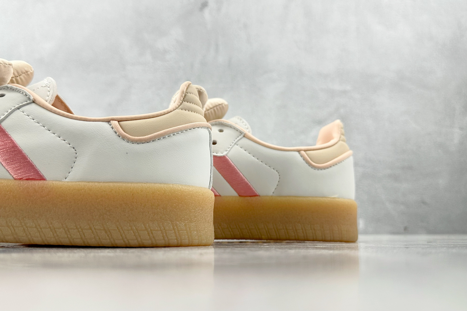 R 版 
出口订单 adidas originals Sambae 白粉色

货号 ：JR3334
尺码