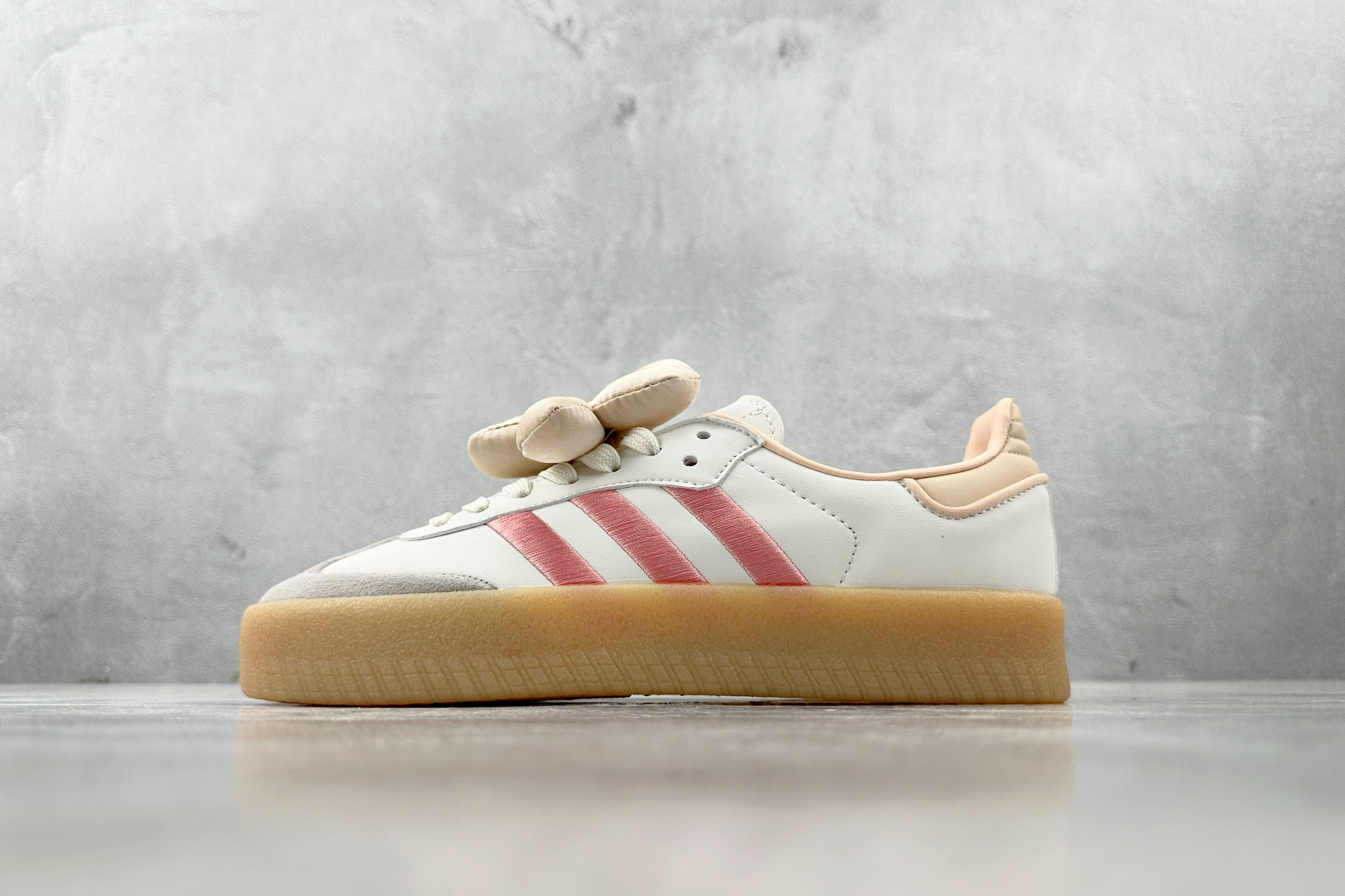 R 版 
出口订单 adidas originals Sambae 白粉色

货号 ：JR3334
尺码