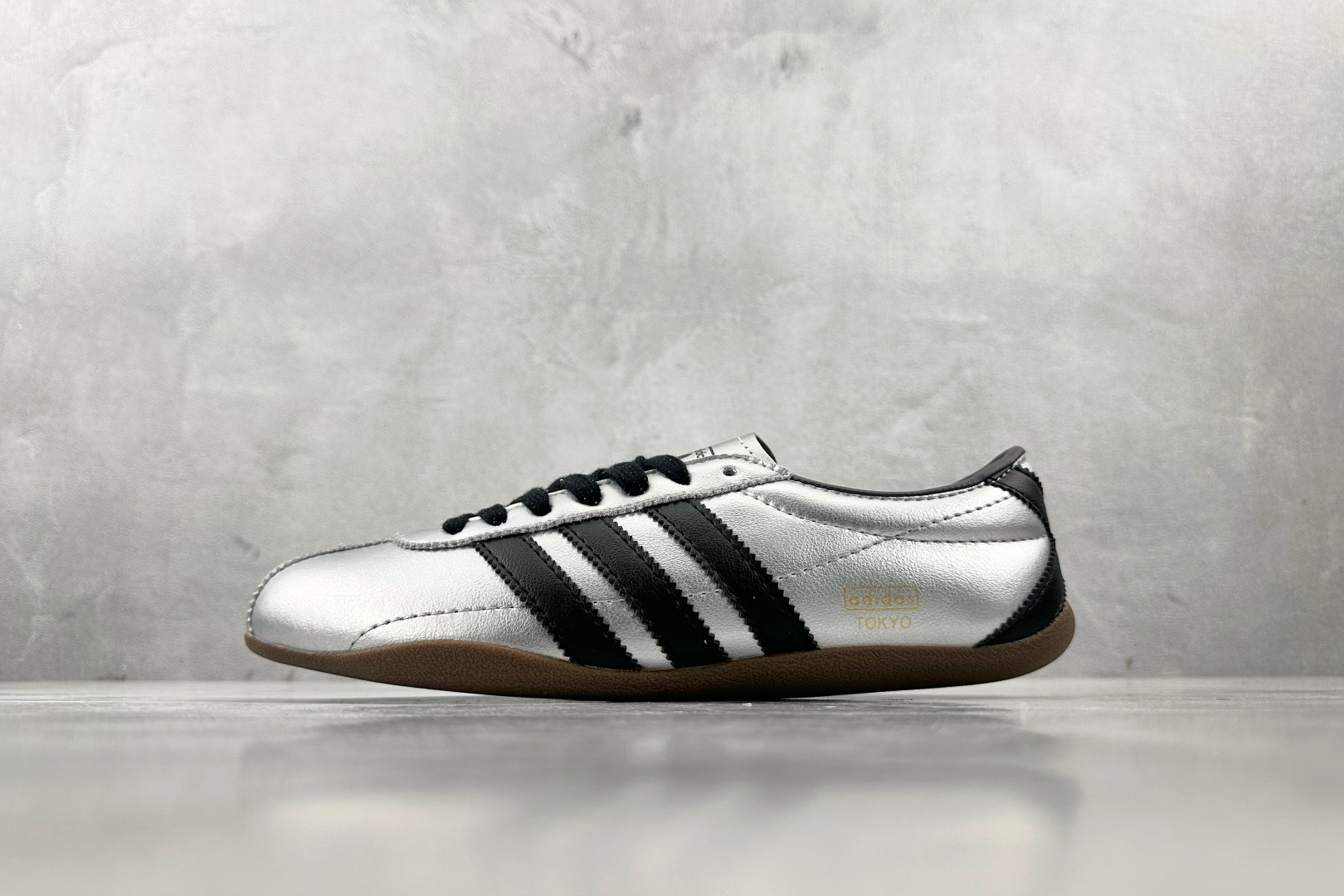 R 版 
出口订单 adidas originals TOKYO Decon 银色

货号 ：JQ302
