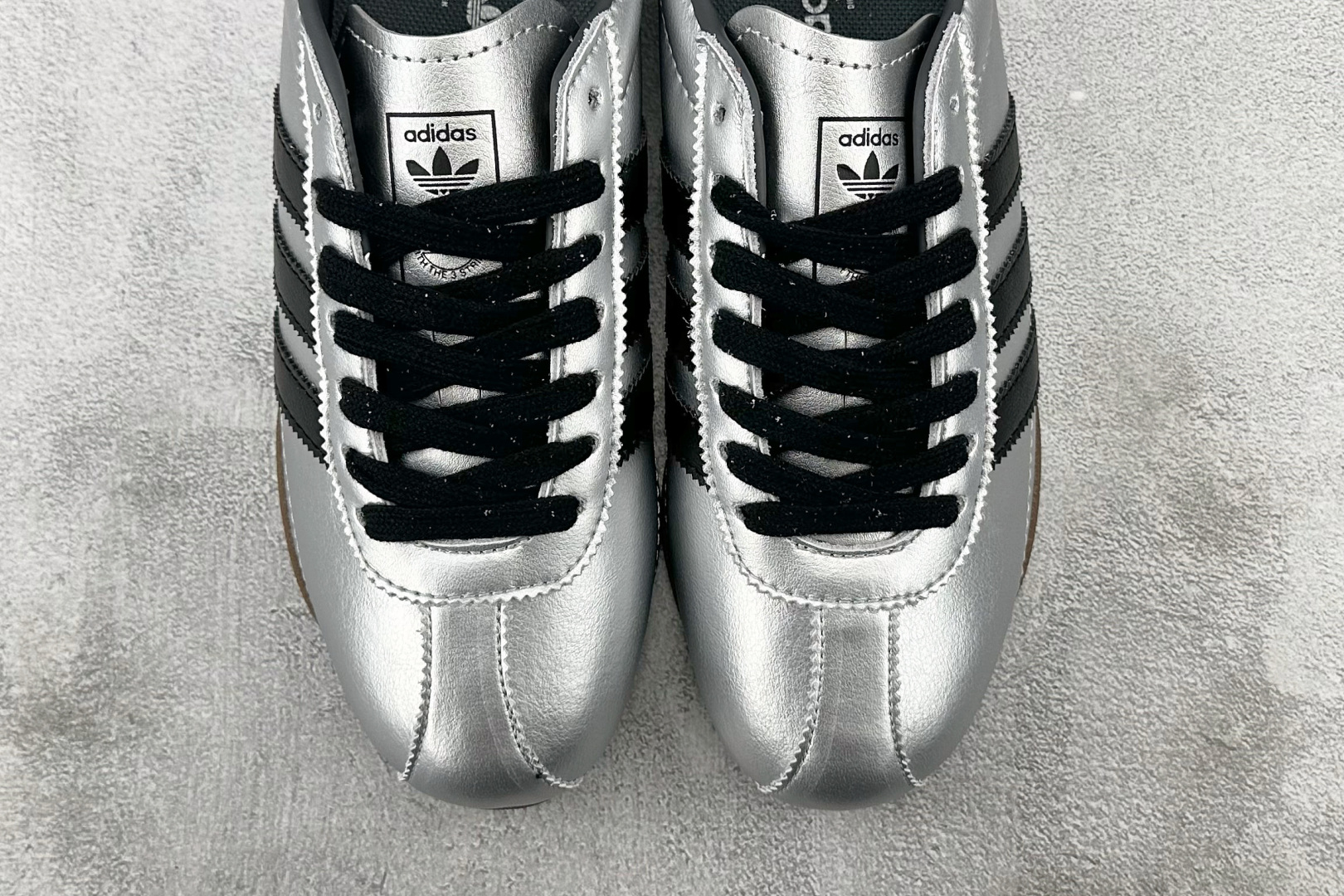 R 版 
出口订单 adidas originals TOKYO Decon 银色

货号 ：JQ302