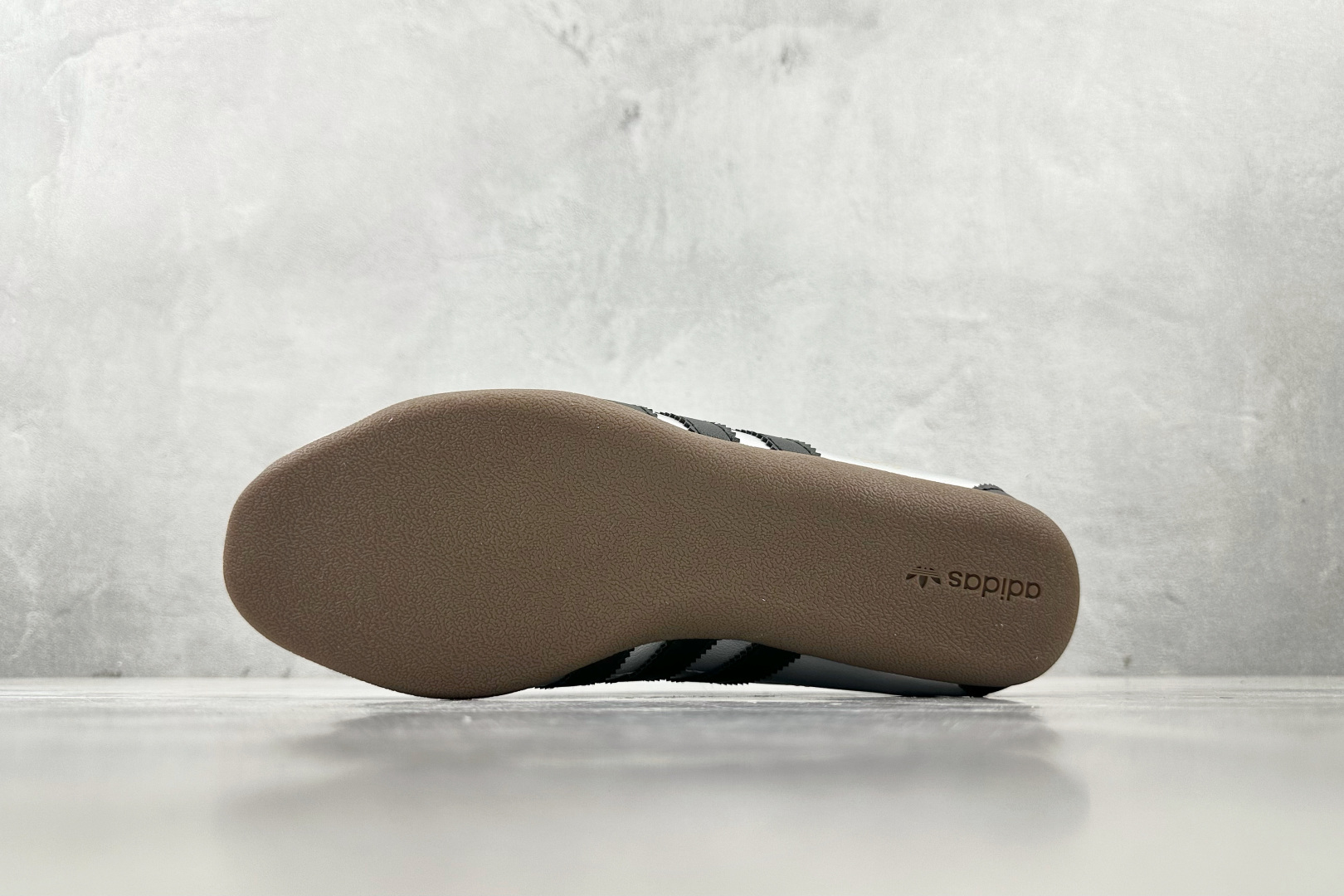 R 版 
出口订单 adidas originals TOKYO Decon 银色

货号 ：JQ302