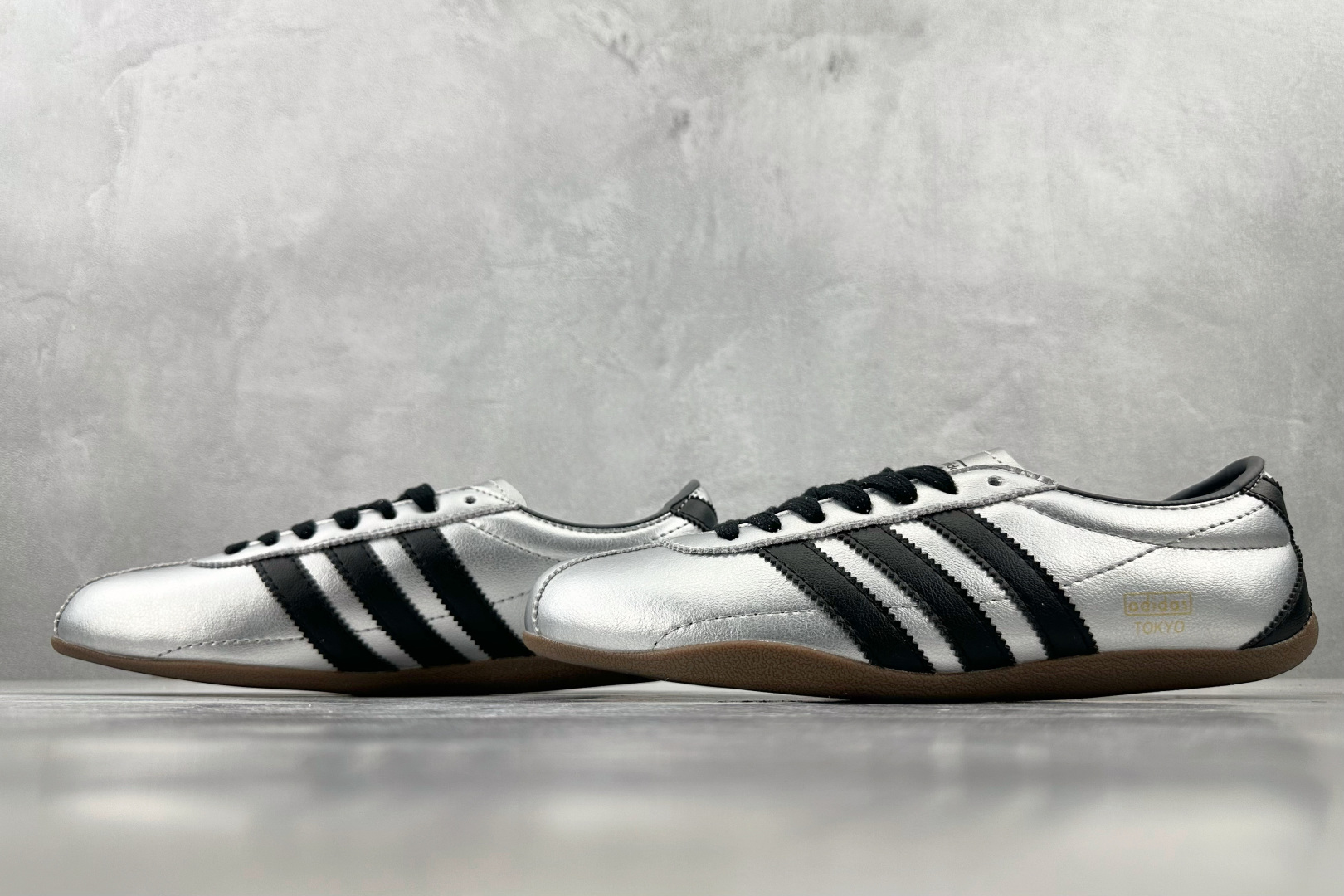 R 版 
出口订单 adidas originals TOKYO Decon 银色

货号 ：JQ302