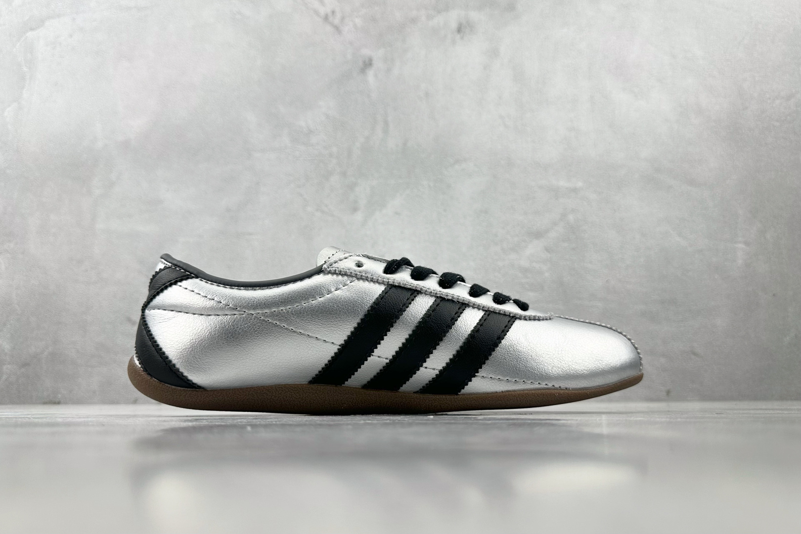 R 版 
出口订单 adidas originals TOKYO Decon 银色

货号 ：JQ302