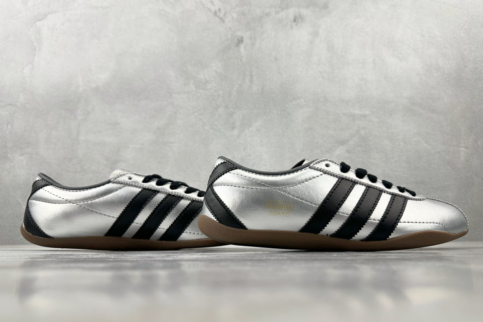 R 版 
出口订单 adidas originals TOKYO Decon 银色

货号 ：JQ302