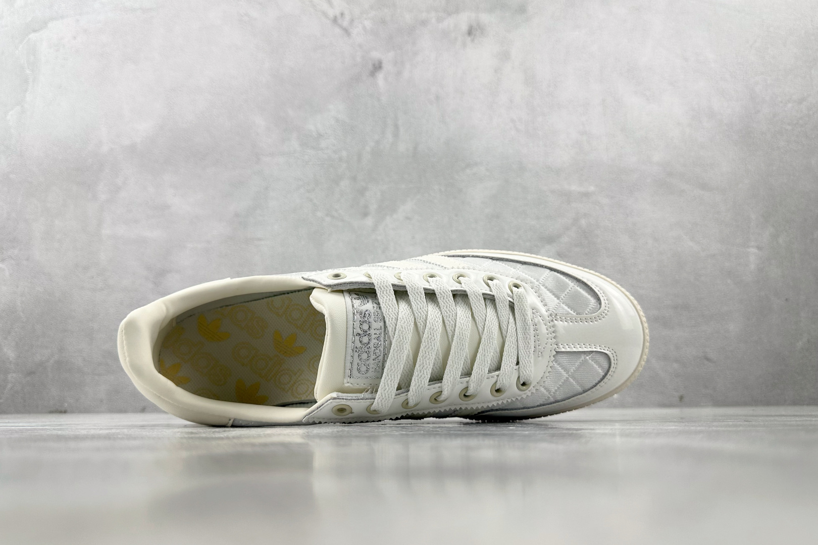 R 版 
出口订单  adidas originals HANDBALL SPEZIAL白色

货号：K