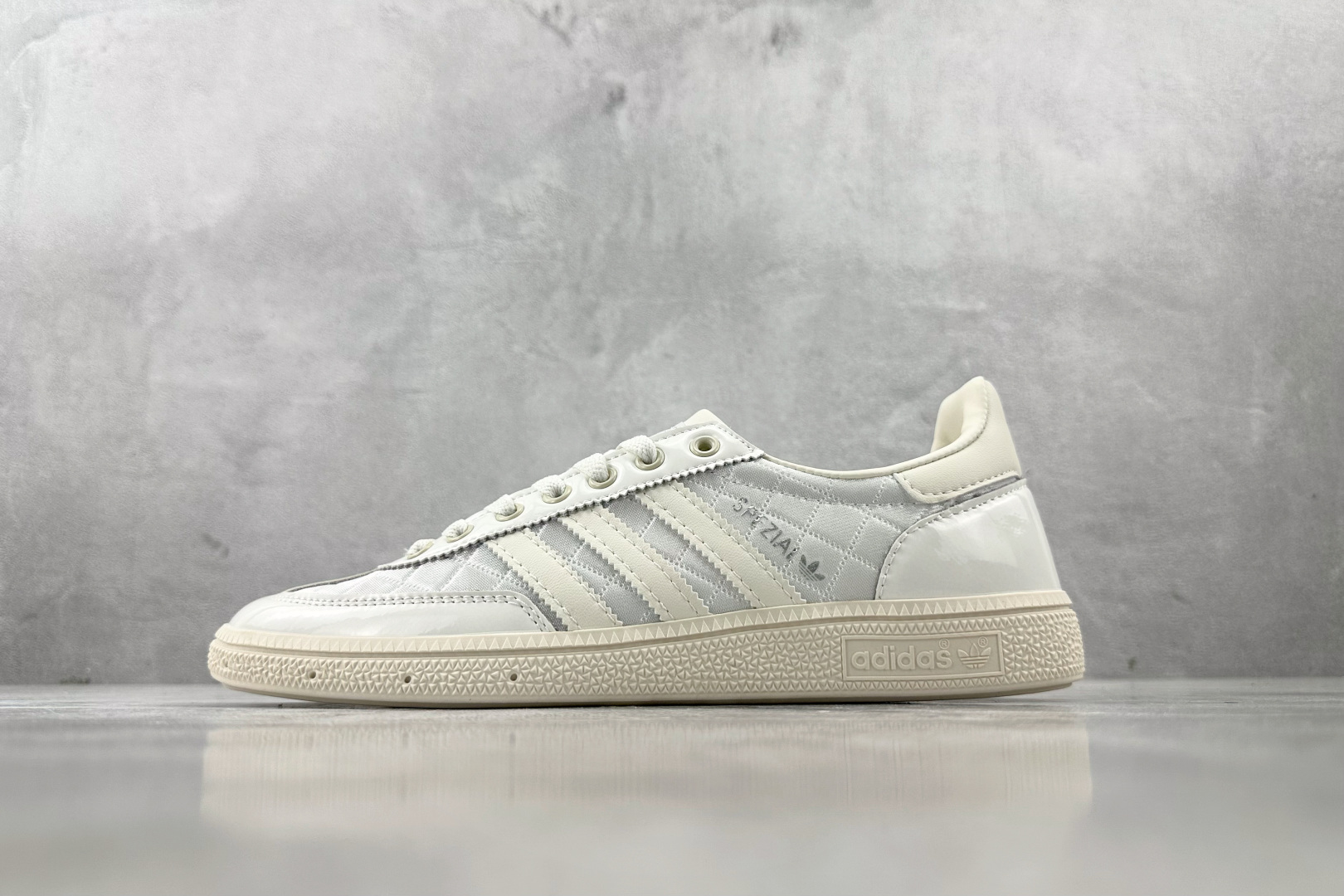 R 版 
出口订单  adidas originals HANDBALL SPEZIAL白色

货号：K