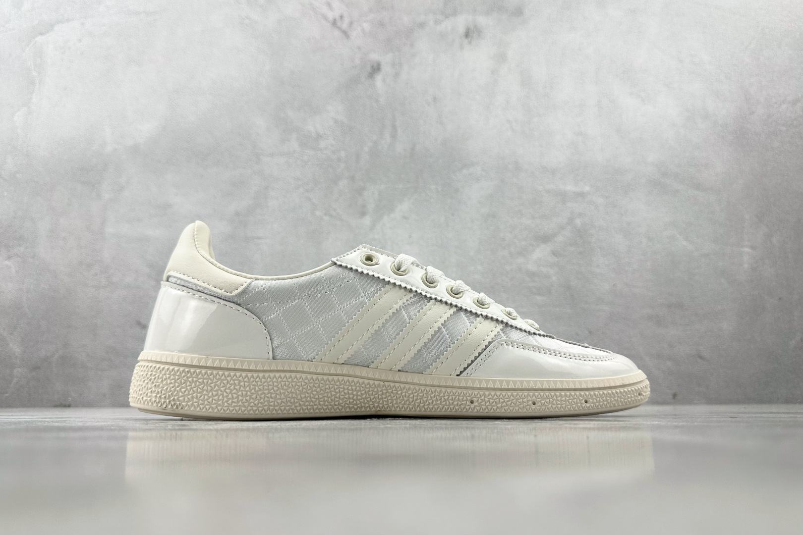 R 版 
出口订单  adidas originals HANDBALL SPEZIAL白色

货号：K
