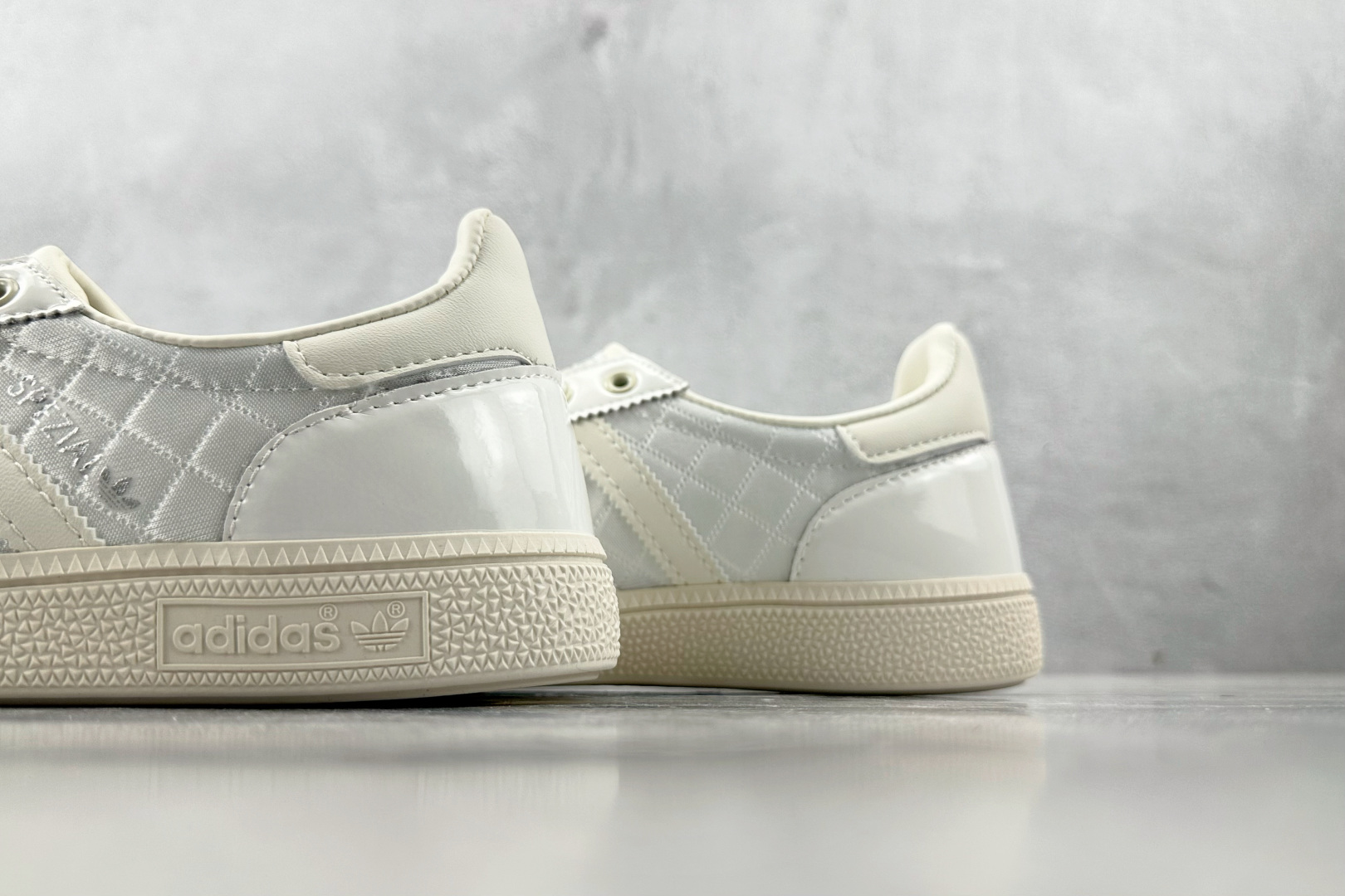 R 版 
出口订单  adidas originals HANDBALL SPEZIAL白色

货号：K