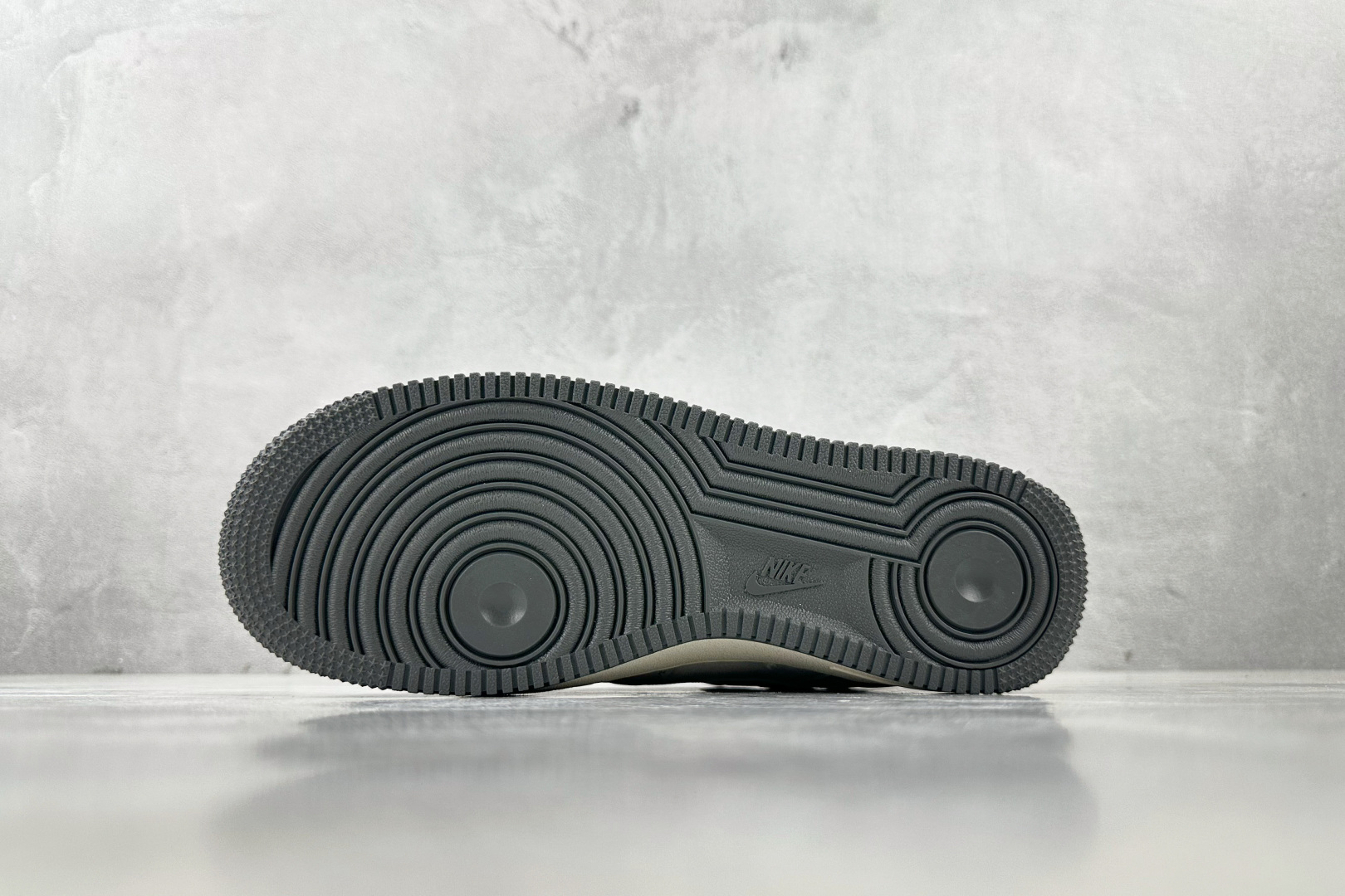 XC 
Nike Air Force 1'07  DIOR 联名 米灰色

货号：DF0188 041
