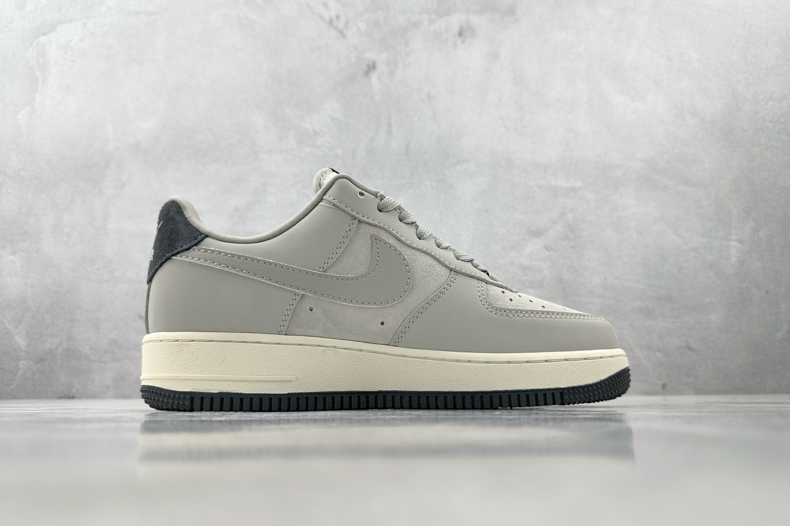 XC 
Nike Air Force 1'07  DIOR 联名 米灰色

货号：DF0188 041
