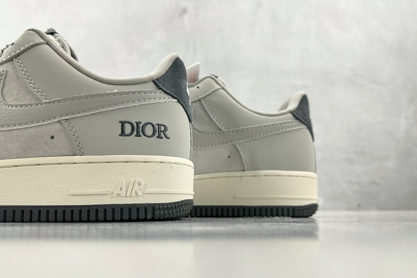 XC 
Nike Air Force 1'07  DIOR 联名 米灰色

货号：DF0188 041
