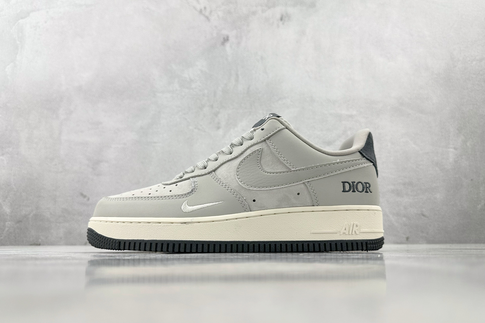 XC 
Nike Air Force 1'07  DIOR 联名 米灰色

货号：DF0188 041
