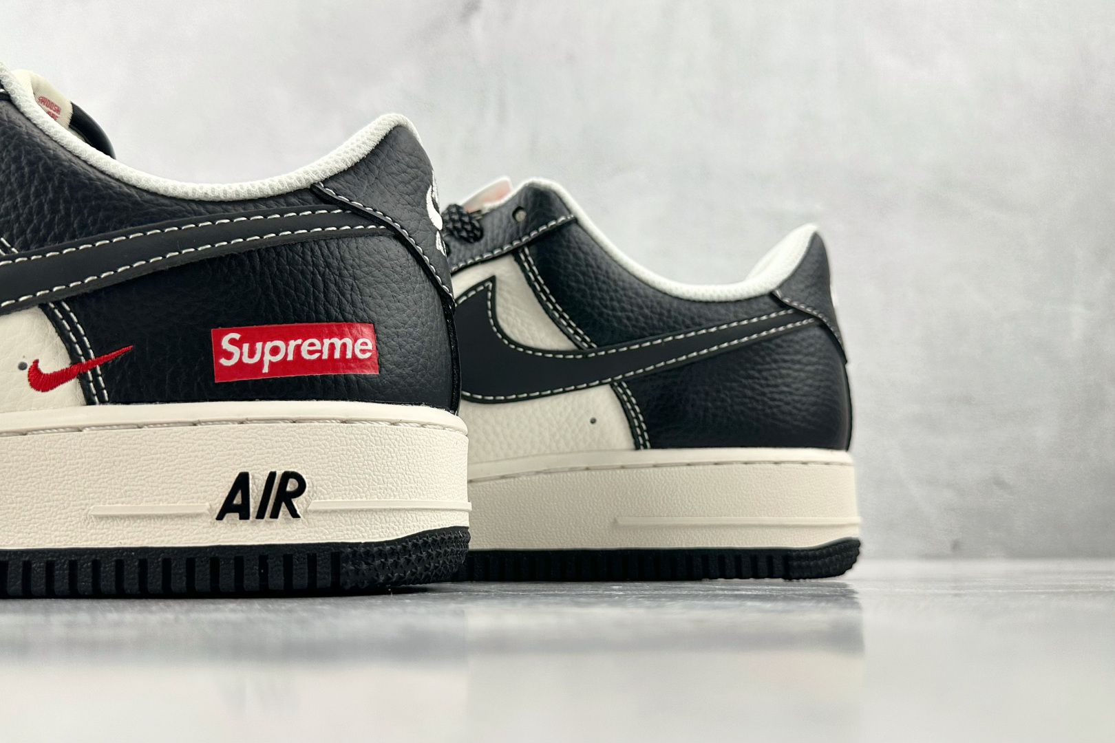XC 
Nike Air Force 1'07  Supreme 联名 黑白

货号：HH7518 05