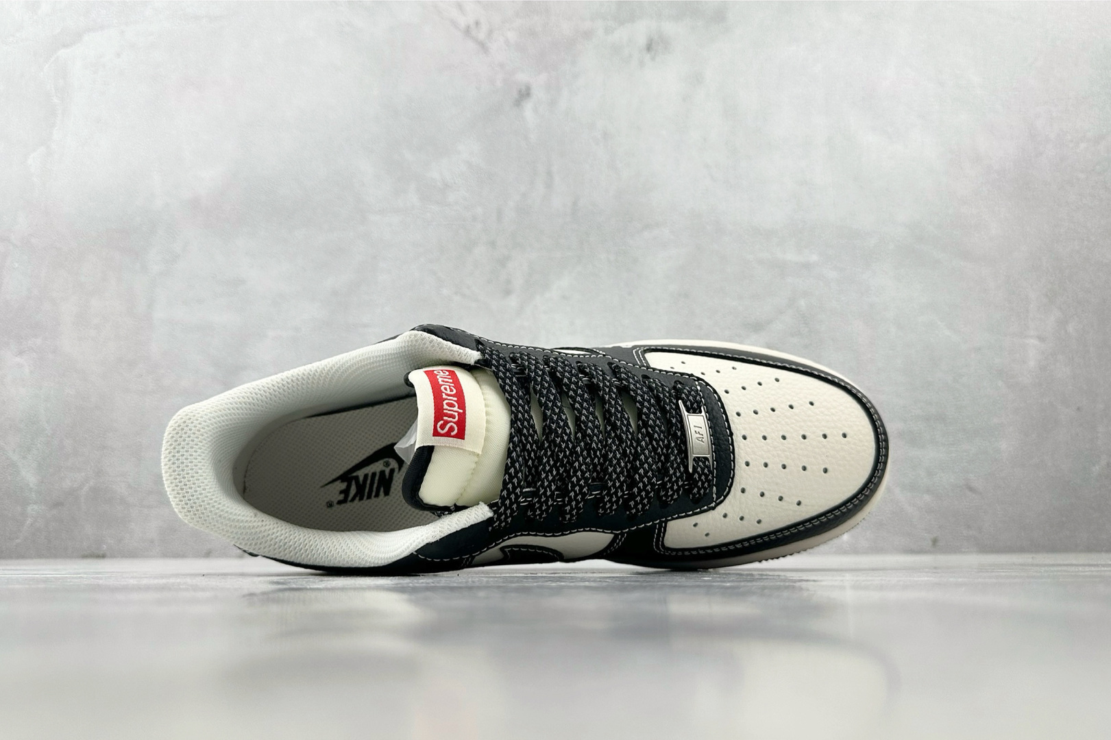 XC 
Nike Air Force 1'07  Supreme 联名 黑白

货号：HH7518 05
