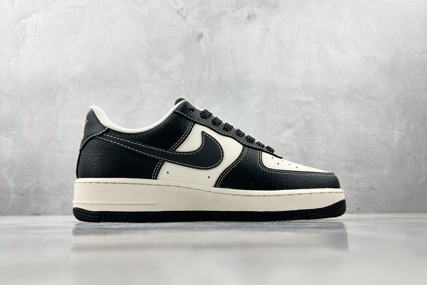 XC 
Nike Air Force 1'07  Supreme 联名 黑白

货号：HH7518 05