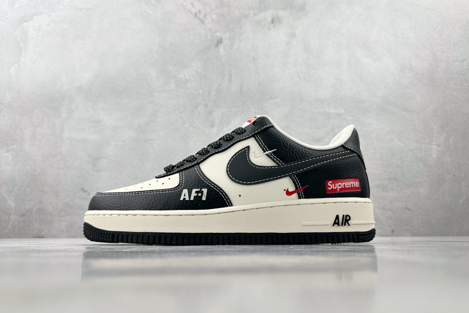XC 
Nike Air Force 1'07  Supreme 联名 黑白

货号：HH7518 05