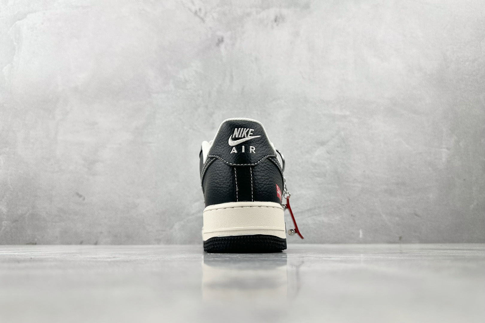 XC 
Nike Air Force 1'07  Supreme 联名 黑白

货号：HH7518 05
