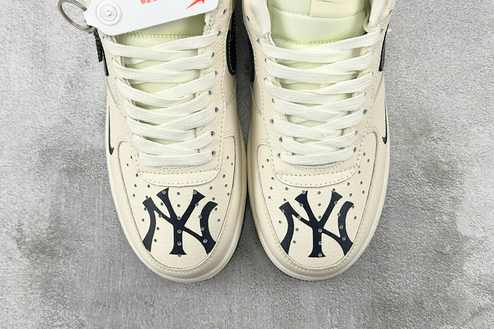 XC 
Nike Air Force 1'07 MLB 联名 米白黑

货号：DF0188 051
尺码