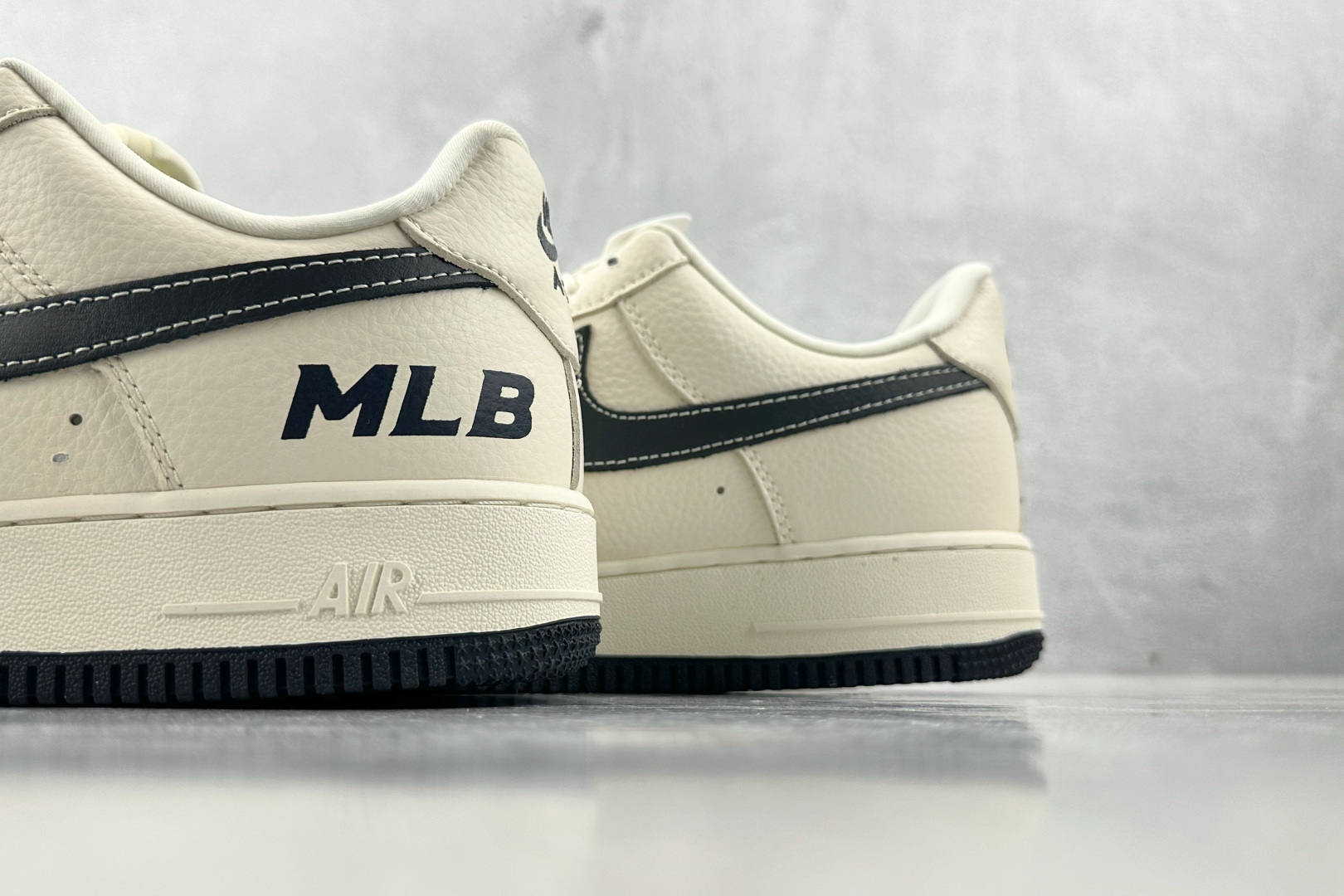 XC 
Nike Air Force 1'07 MLB 联名 米白黑

货号：DF0188 051
尺码