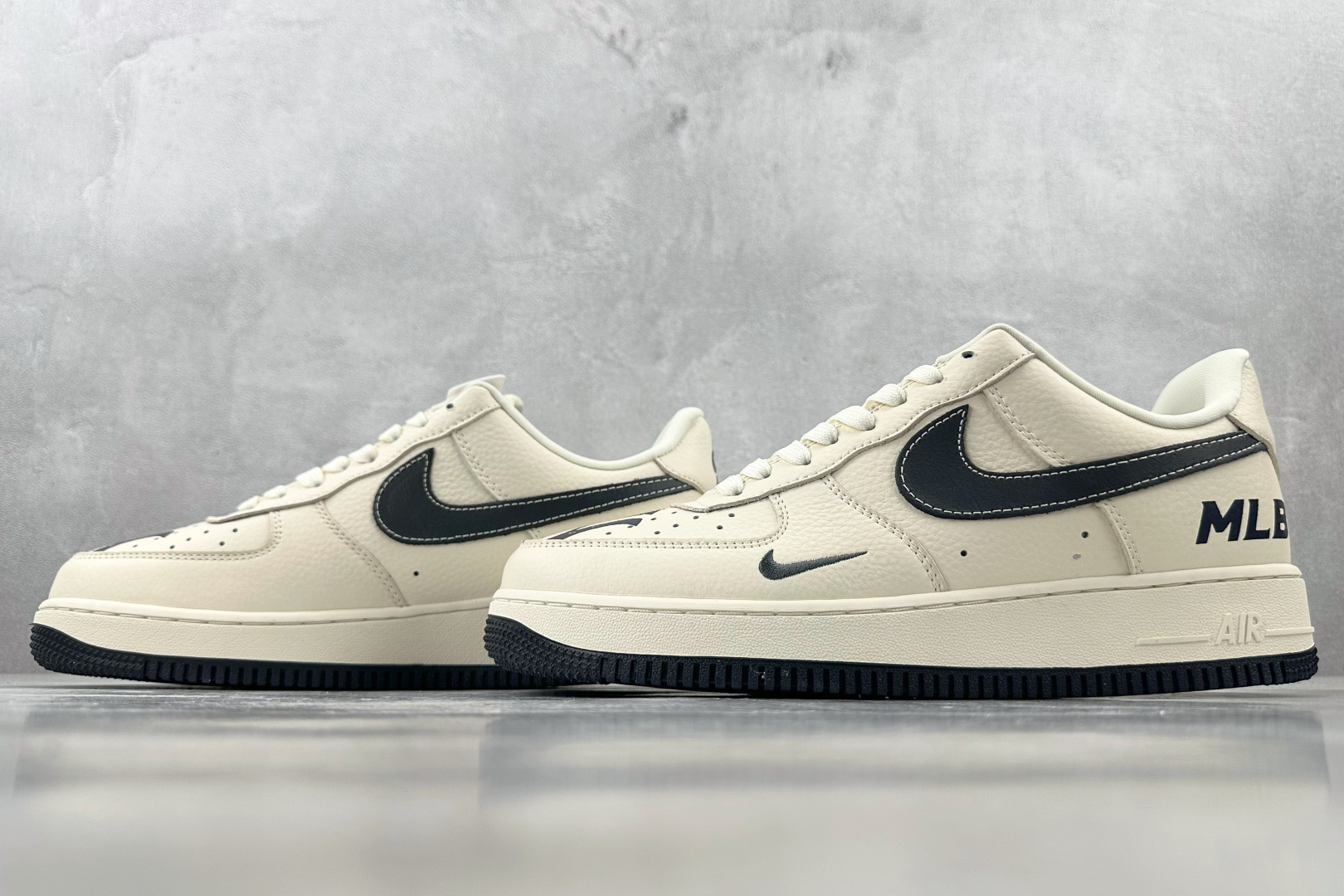 XC 
Nike Air Force 1'07 MLB 联名 米白黑

货号：DF0188 051
尺码