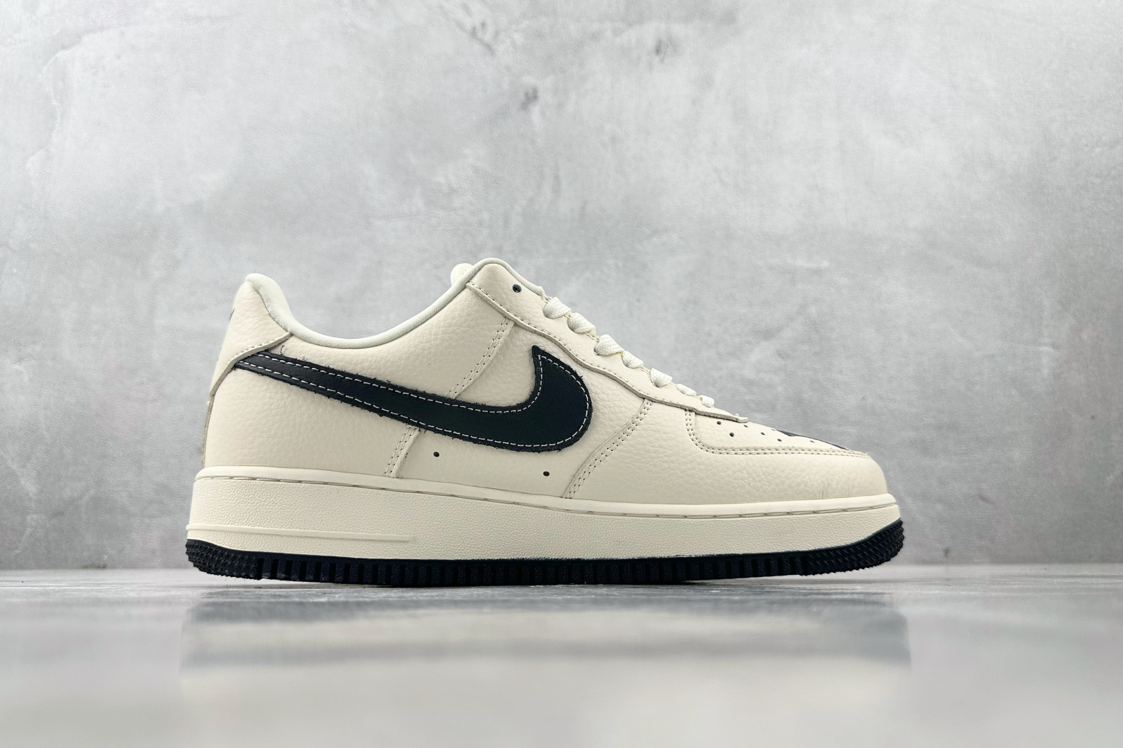 XC 
Nike Air Force 1'07 MLB 联名 米白黑

货号：DF0188 051
尺码