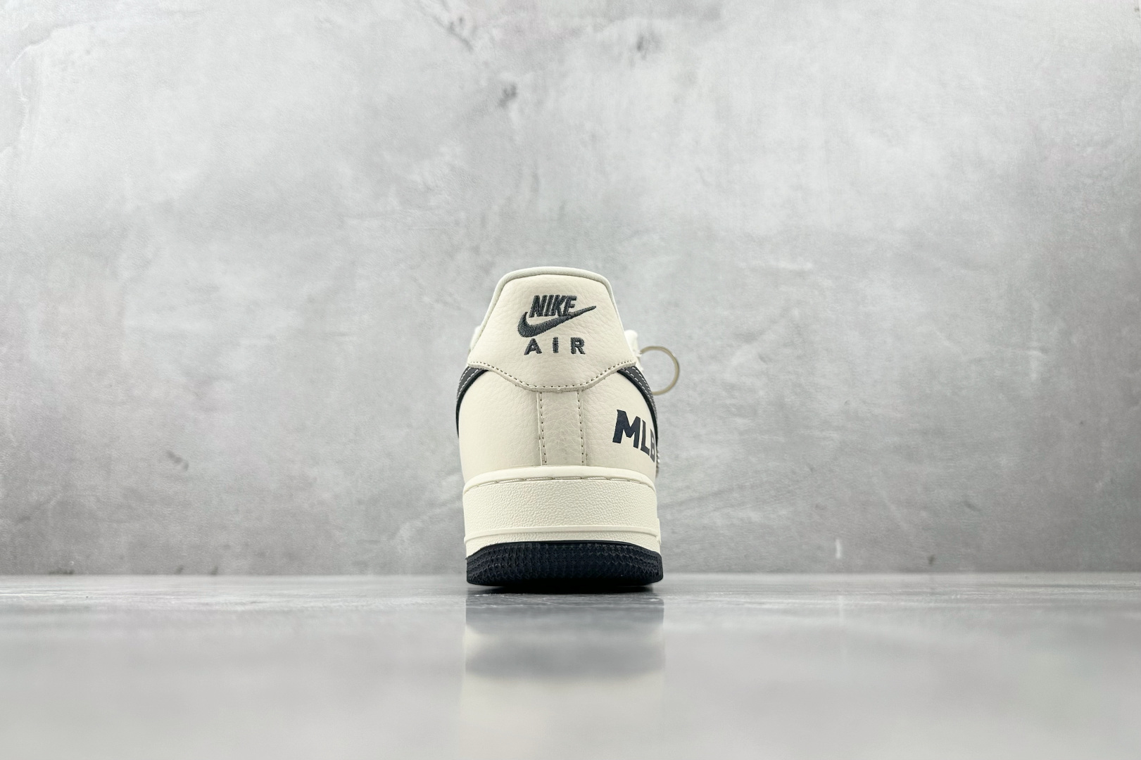 XC 
Nike Air Force 1'07 MLB 联名 米白黑

货号：DF0188 051
尺码