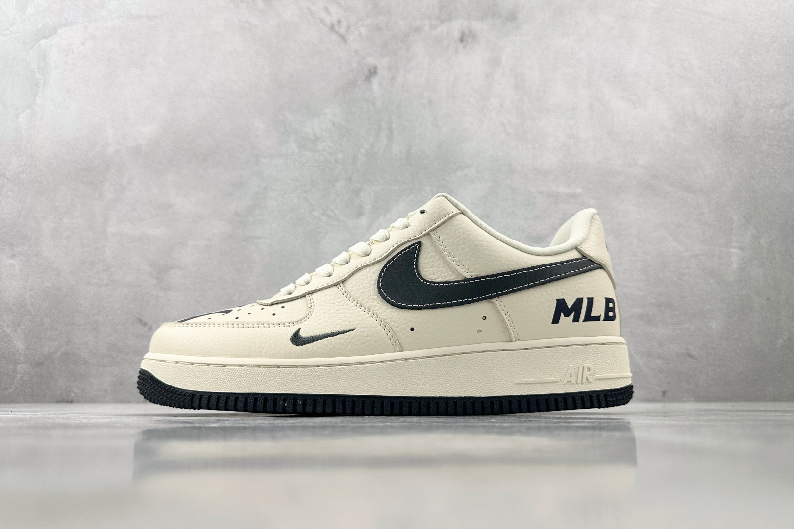 XC 
Nike Air Force 1'07 MLB 联名 米白黑

货号：DF0188 051
尺码