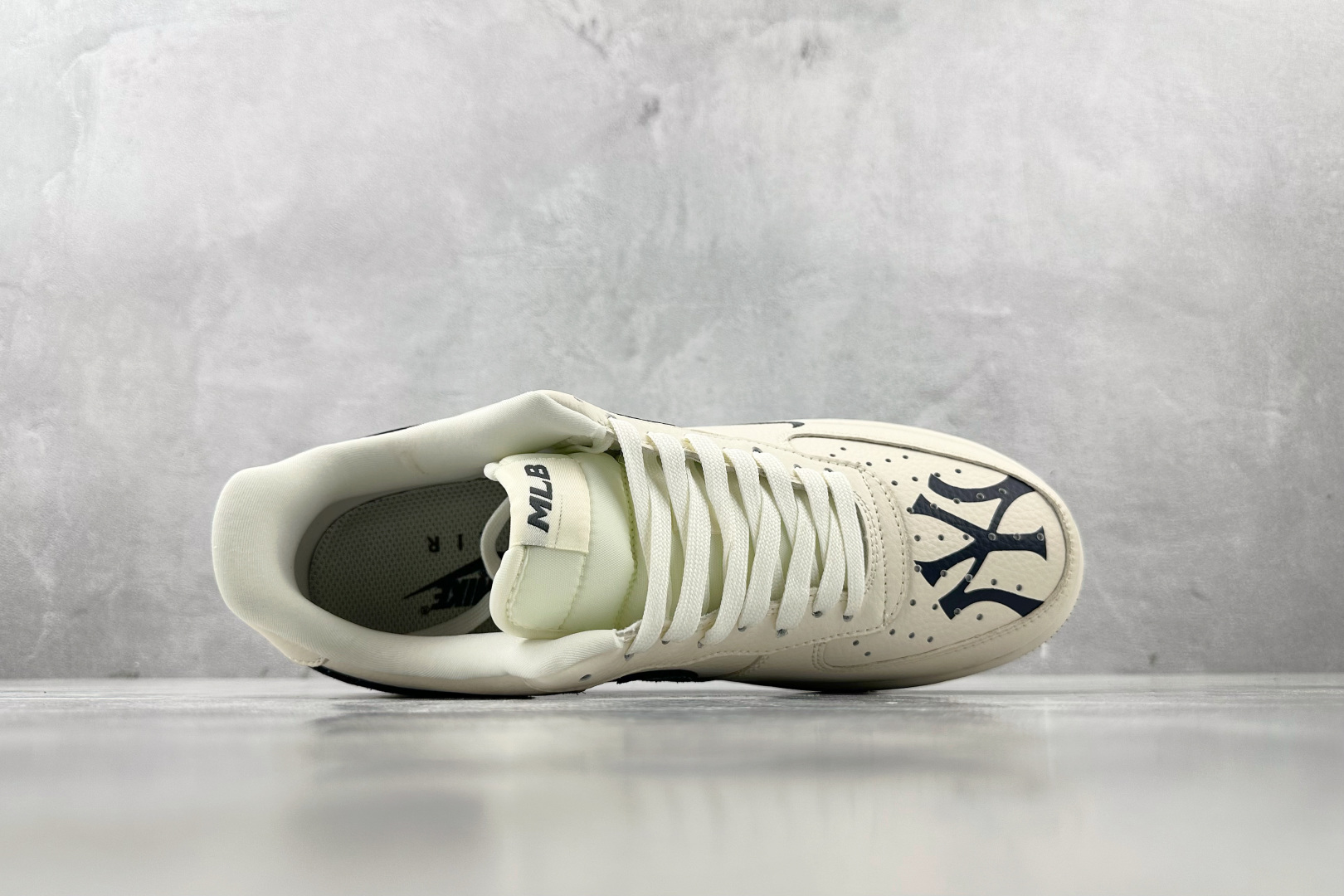 XC 
Nike Air Force 1'07 MLB 联名 米白黑

货号：DF0188 051
尺码