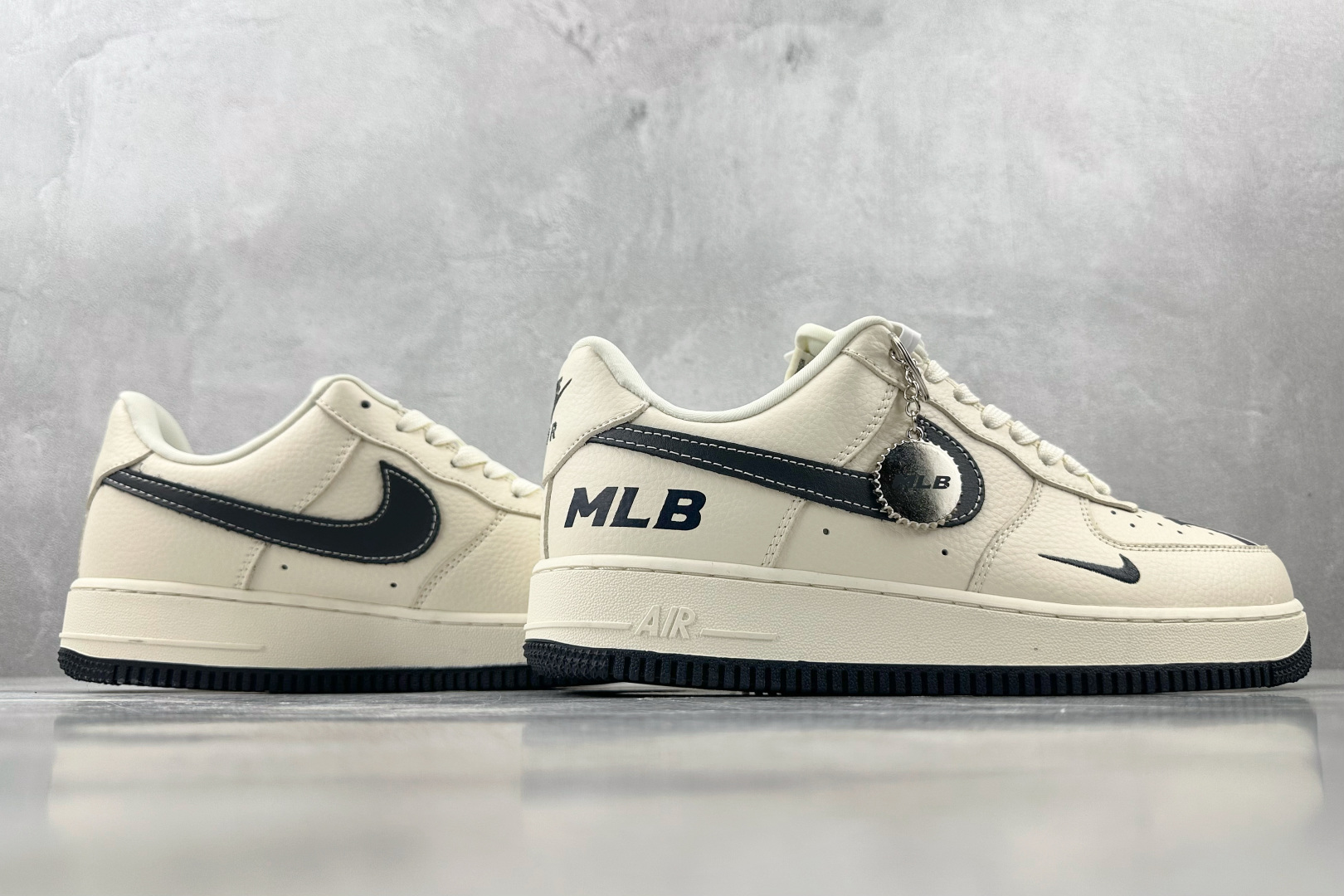 XC 
Nike Air Force 1'07 MLB 联名 米白黑

货号：DF0188 051
尺码