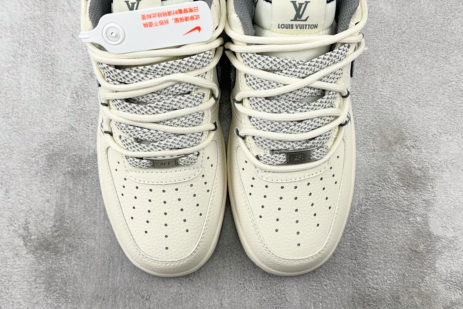 XC 
Nike Air Force 1'07 LV 联名 米白灰

货号：DM6868 065
尺码：
