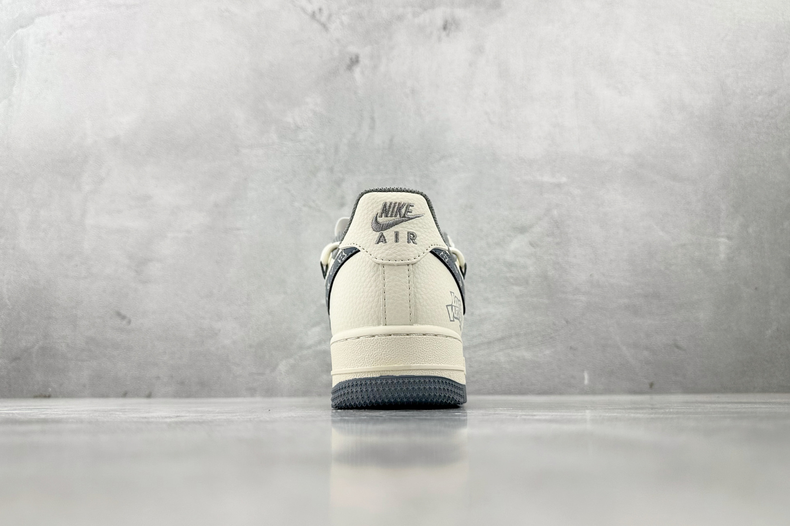 XC 
Nike Air Force 1'07 LV 联名 米白灰

货号：DM6868 065
尺码：